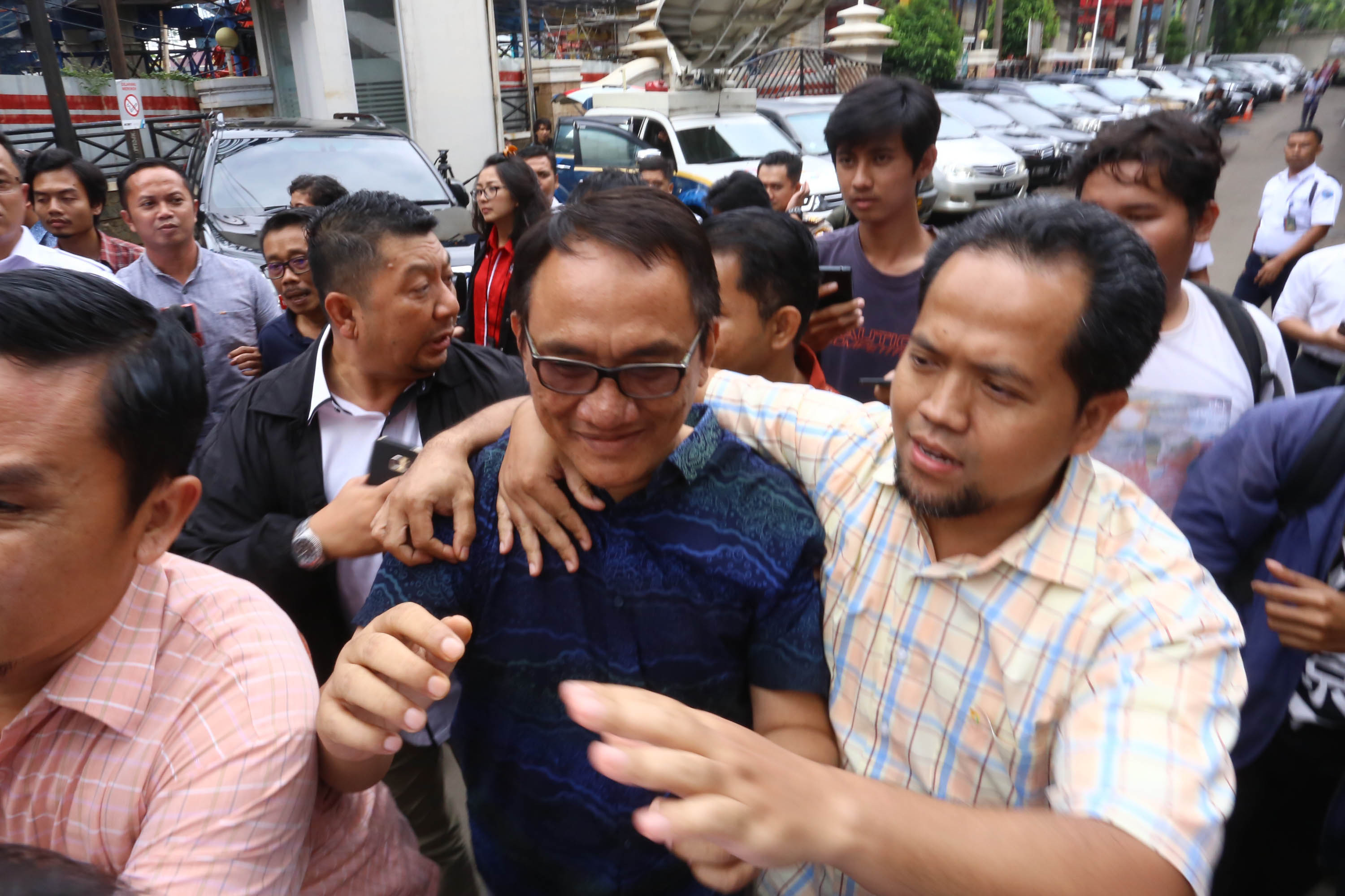 andi-arief-diserahkan-ke-bnn_20190306_204706.jpg