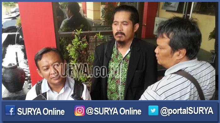 andi-faisal-sh-orangnya-memakai-jas-hitam-selaku-pengacara-dimas-kanjeng_20161030_104330.jpg