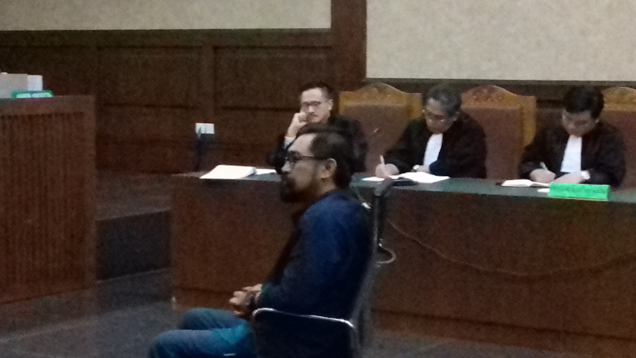 andi-zulkarnain-mallarangeng-alias-choel-mallarangeng-mendengarkan-tuntutan_20170607_200141.jpg