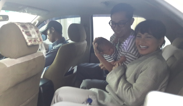 andien-bersama-suami-dan-bayi-mereka_20170217_215119.jpg