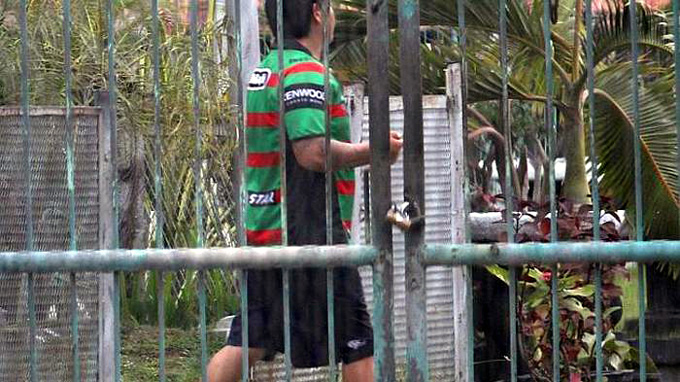 andrew-chan-sedang-berjalan-di-dalam-lp-kerobokan_20150213_104814.jpg