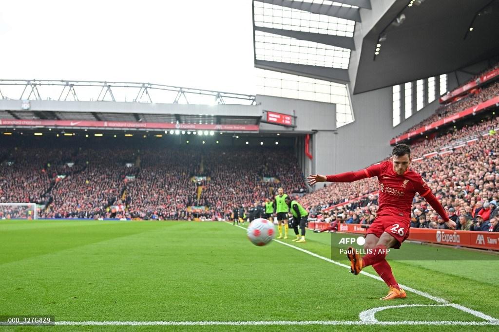 andrew-robertson-melakukan-tendangan-sudut-selama-pertandingan-sepak-bola-liga-premier.jpg