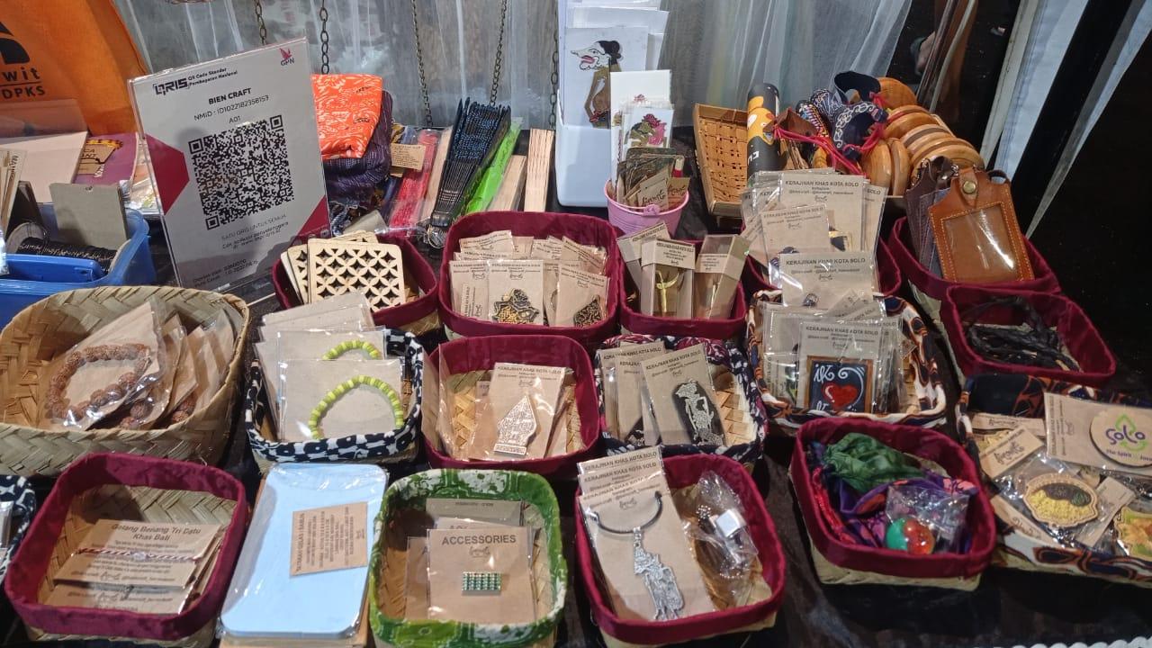 Perajut Harapan dari Jarum Jahit ke Limbah Kayu Jati, Karya Bien Craft Solo