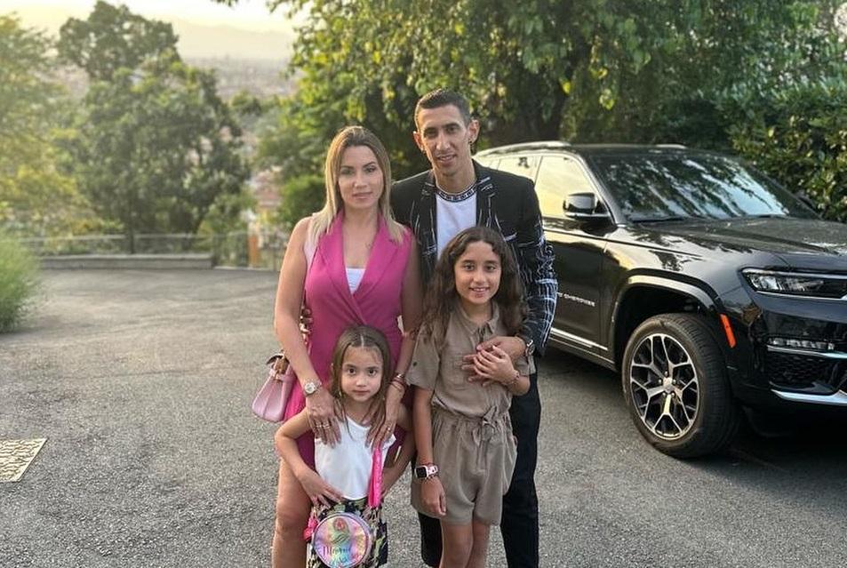 angel-di-maria-bersama-istrinya-jorgelina-cardoso-dan-kedua-putri-mereka.jpg