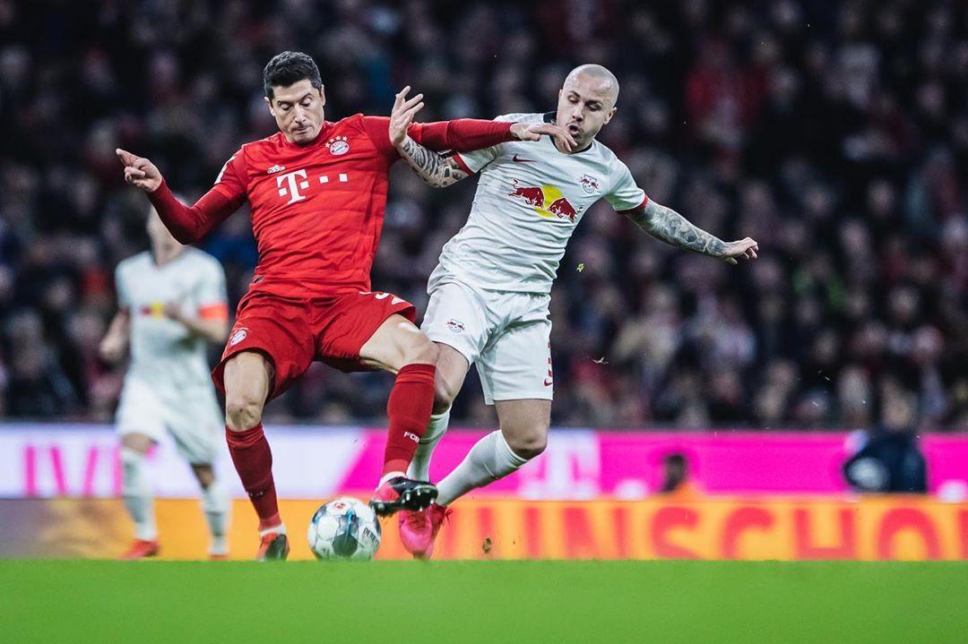 angelino-berduel-dengan-striker-bayern-munchen-robert-lewandowski.jpg
