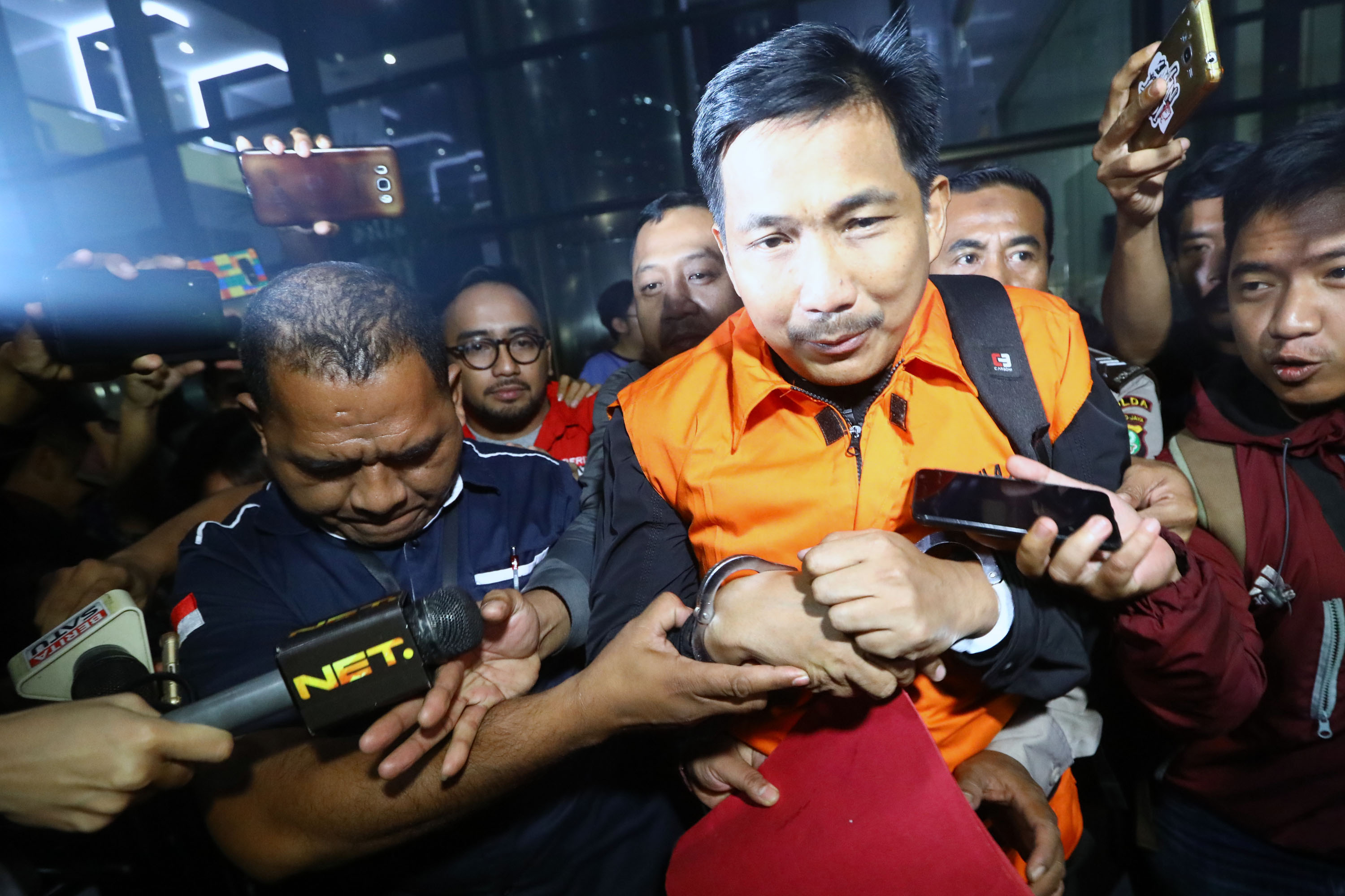 anggota-dpr-bowo-sidik-pangarso-resmi-ditahan-kpk_20190328_233550.jpg