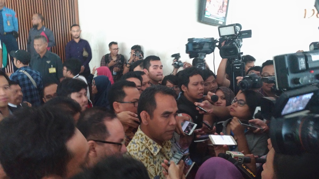 anggota-dpr-dari-fraksi-gerindra-melakukan-aksi-walk-out_20170428_125504.jpg