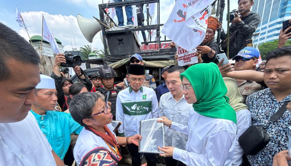 anggota-dpr-temui-massa-demo.jpg