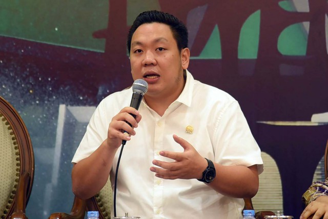 anggota-komisi-i-dpr-ri-charles-honoris_20181102_092945.jpg