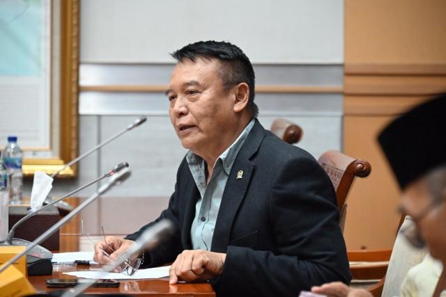 anggota-komisi-i-dpr-tb-hasanuddin-hadiri-raker.jpg