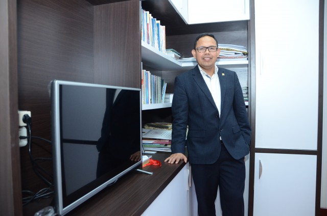 anggota-komisi-iv-dpr-ri-andi-akmal-pasluddin_20161129_140803.jpg