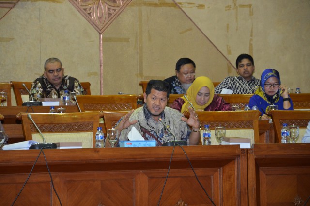 anggota-komisi-ix-dpr-ri-roberth-rouw_20160907_113735.jpg