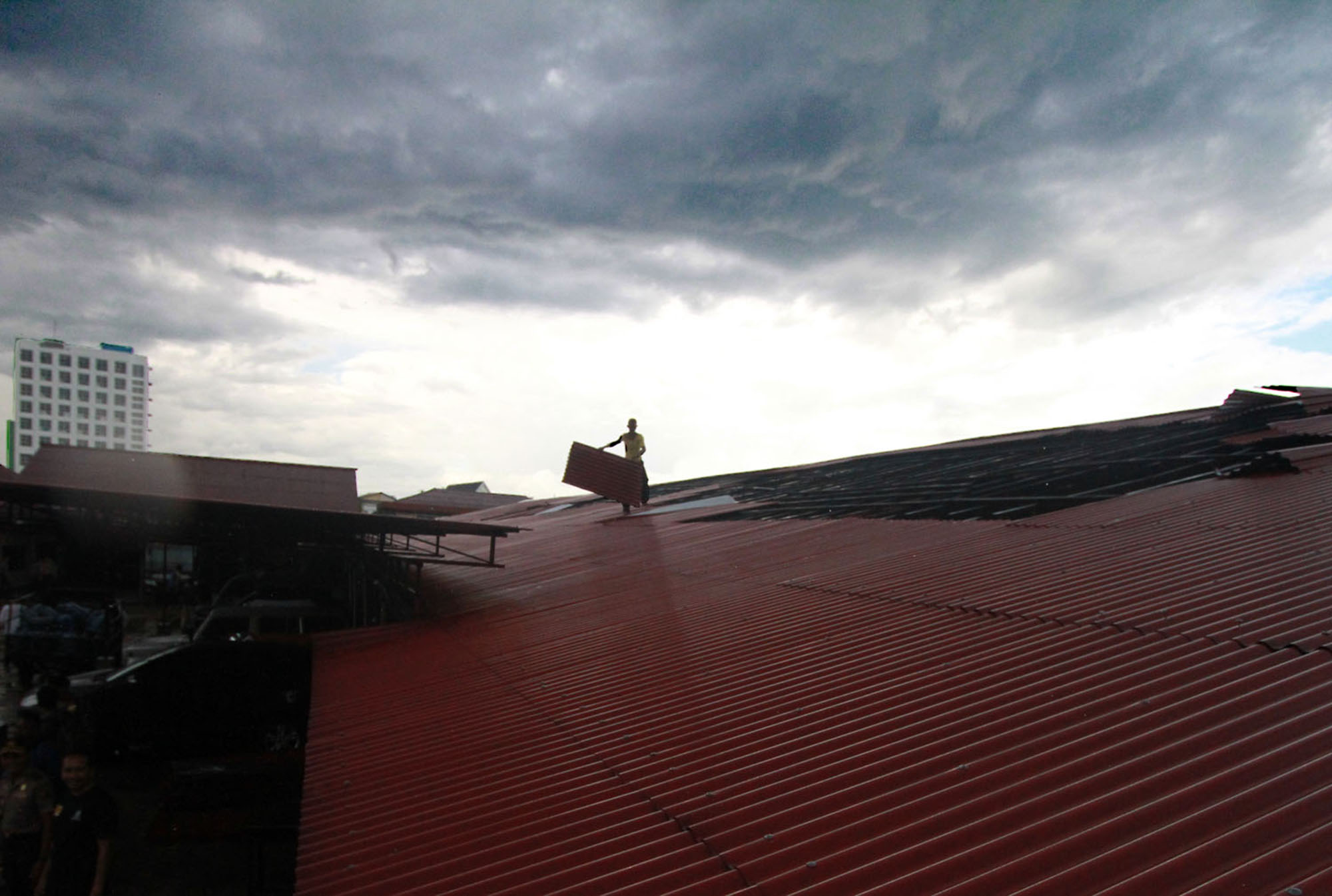angin-puting-beliung-landa-pontianak_20150123_214534.jpg