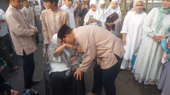 anies-baswedan-cium-tangan-ibunya-iduladha-2024.jpg