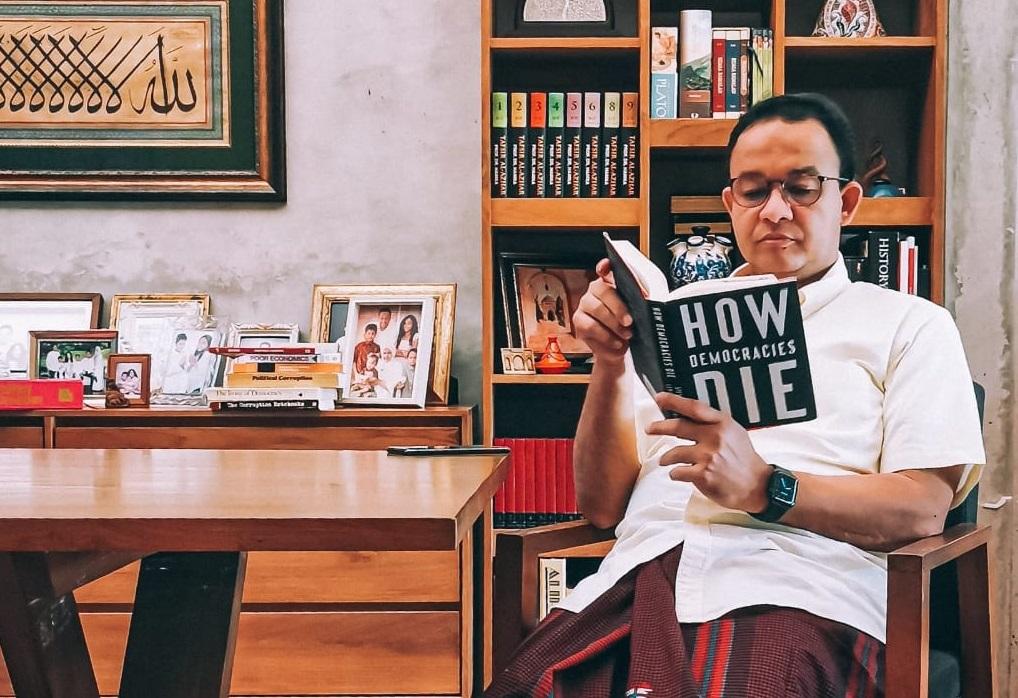 anies-baswedan-dan-buku-how-democracy-dies-yang-dibacanya.jpg