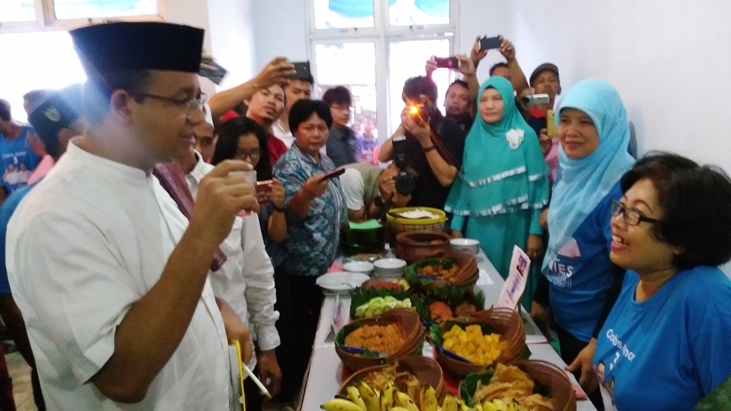 anies-baswedan-jadi-juri-masak-sebelum-berkampanye-di-wilayah-jalan-angkasa_20170106_161539.jpg