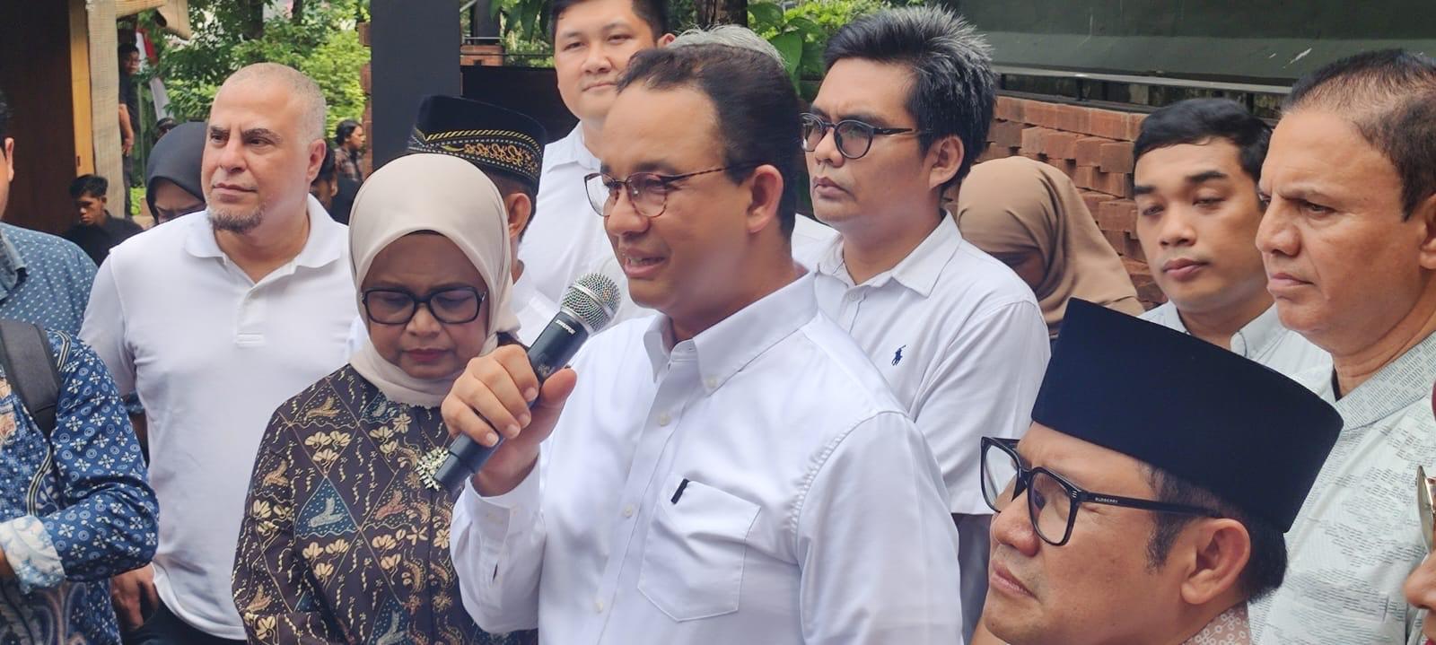 anies-dan-istri-di-kediamannya.jpg
