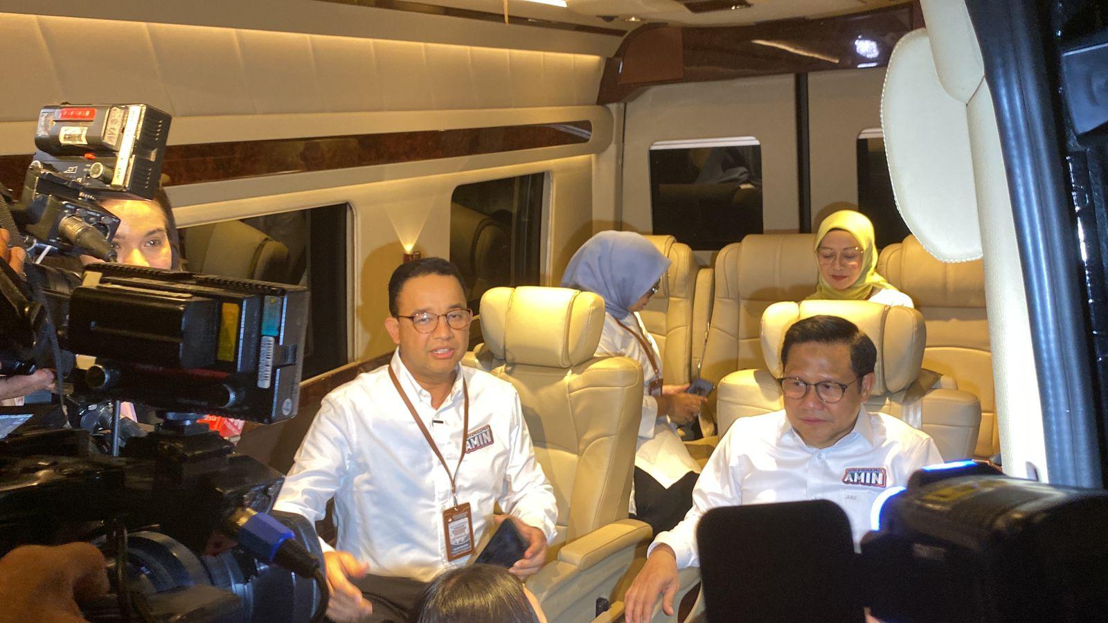 anies-muhaimin-naik-mobil-van-sprinter-mercedes-benz-saat-pengundian-nomor-urut-capres-di-kpu.jpg