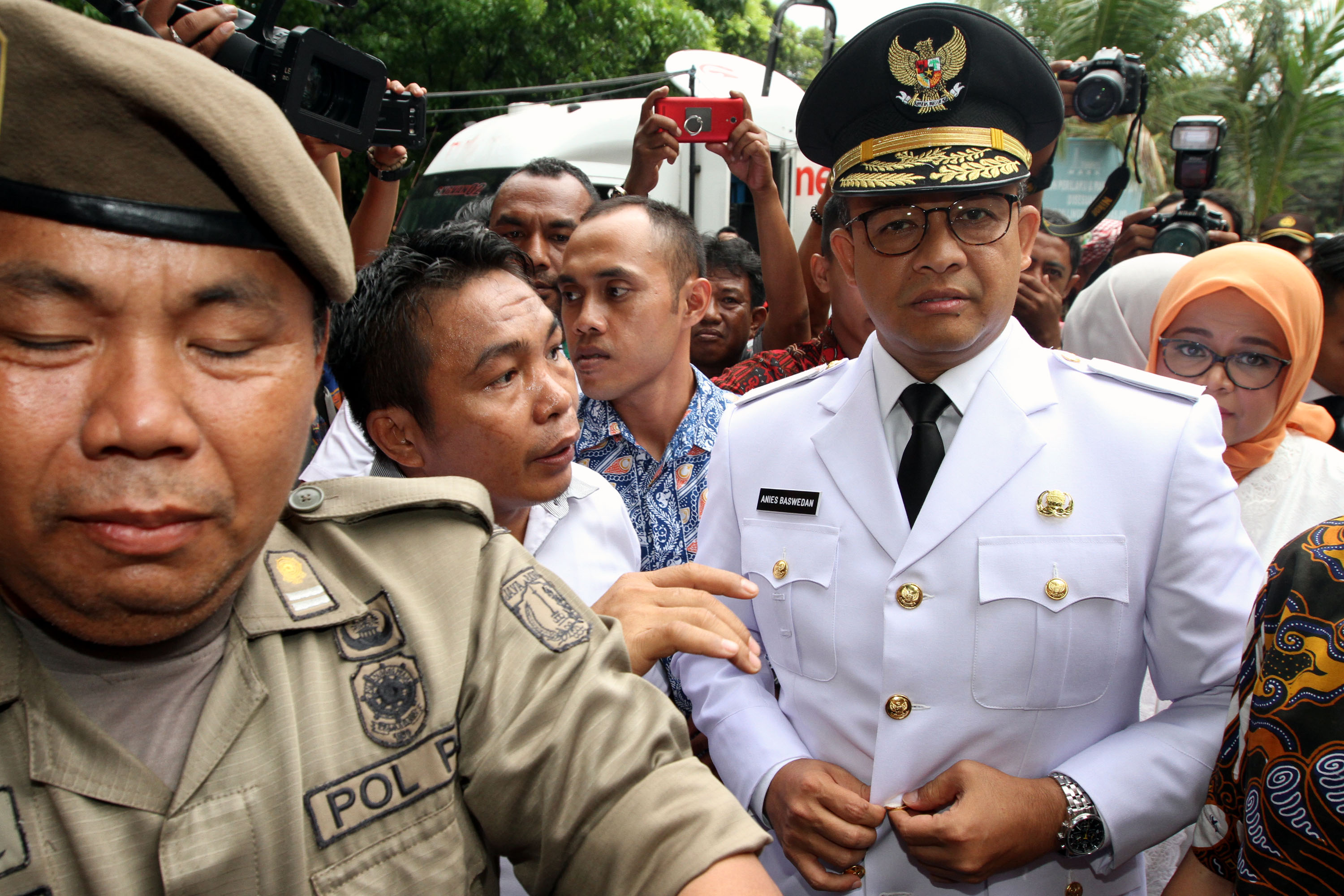 anies-sandi-jelang-pelantikan_20171016_161029.jpg