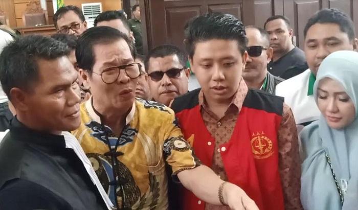 anton-medan-hadiri-sidang-kasus-ikan-asin.jpg