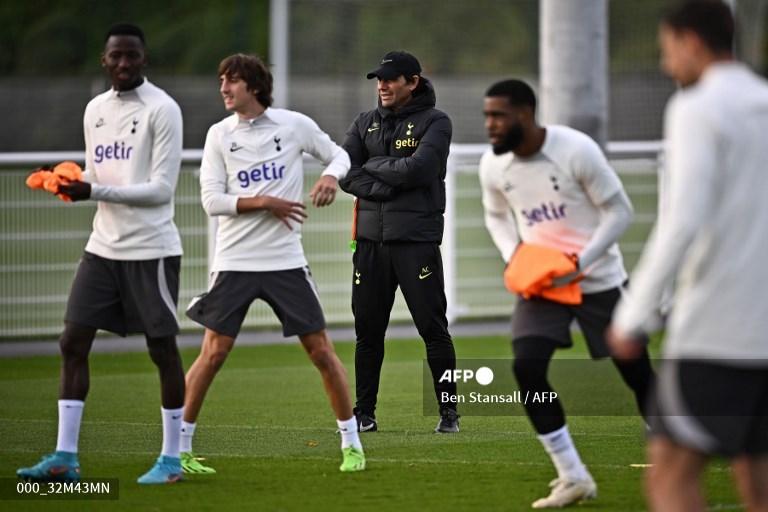 antonio-conte-tengah-menyaksikan-para-pemainnya.jpg