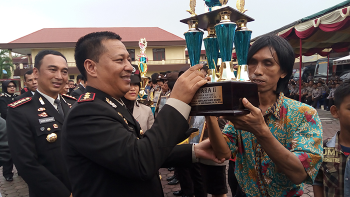 antonius-silalahi-juara-penulisan-artikel-hut-bhayangkara_20170710_104008.jpg