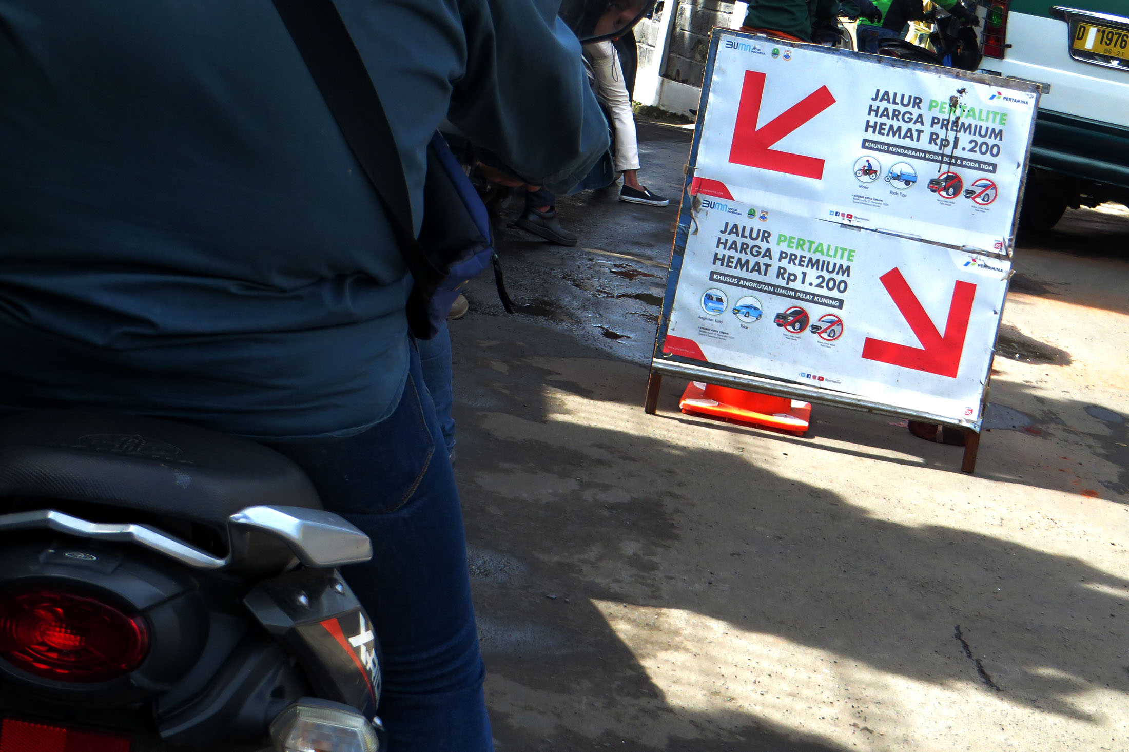 antre-isi-pertalite-dengan-harga-diskon-di-spbu-kota-cimahi_20210111_210324.jpg