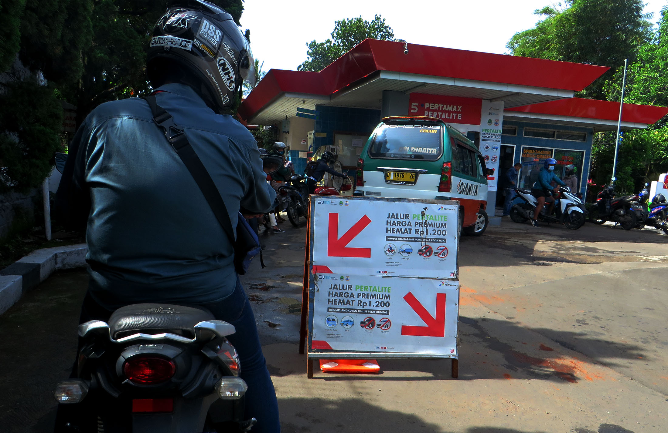 antre-isi-pertalite-dengan-harga-diskon-di-spbu-kota-cimahi_20210111_210327.jpg