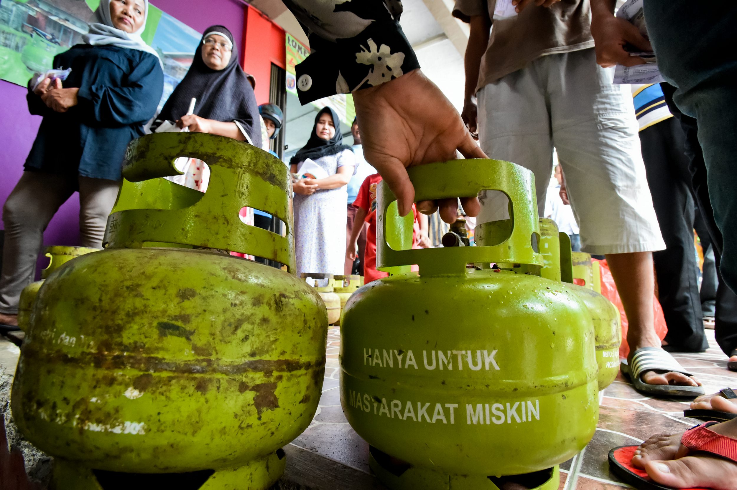 antre-pembelian-elpiji-3-kg-di-aceh_20150916_152602.jpg