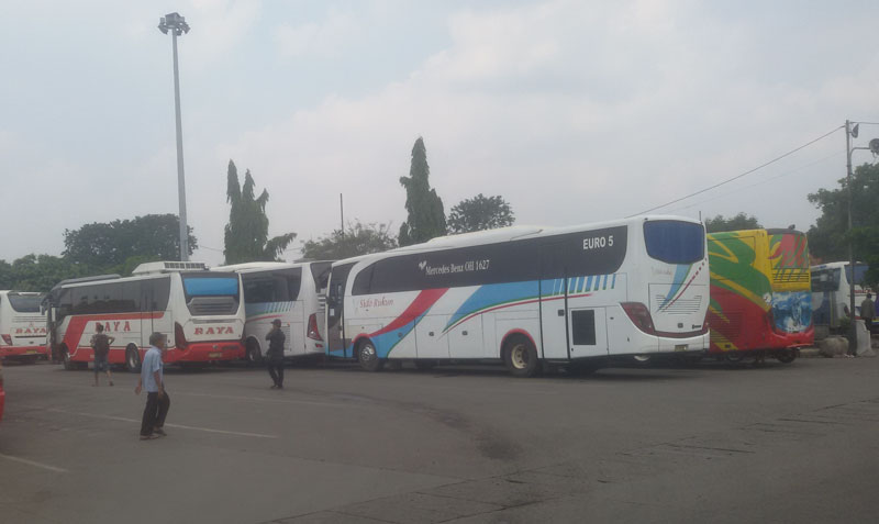antrean-bus-menunggu-penumpang-di-terminal-pulogadung_20160630_142006.jpg