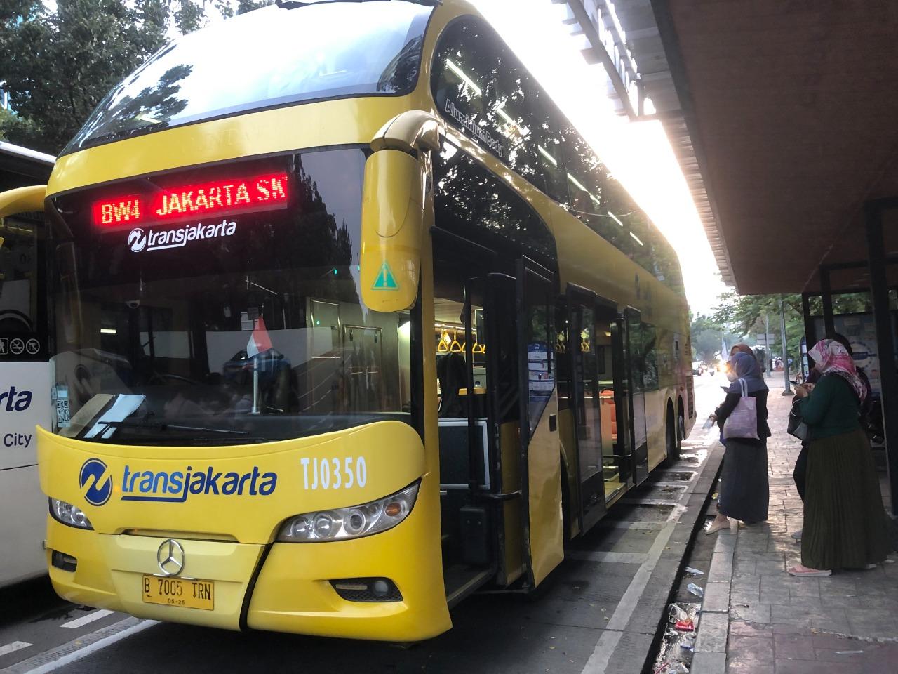 antrean-bus-wisata-transjakarta.jpg