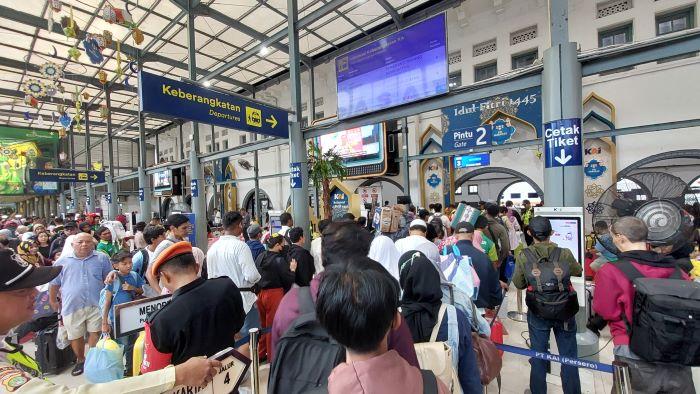 antrean-di-stasiun-pasar-senen-43.jpg