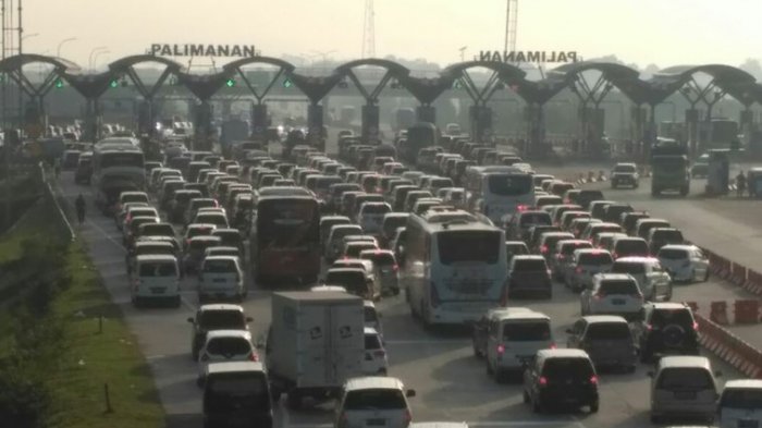 antrean-kendaraan-di-gt-palimanan-tol-cipali_20171224_092216.jpg