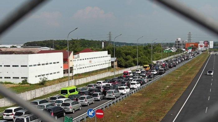 antrean-kendaraan-di-jalan-raya-solo-semarang.jpg
