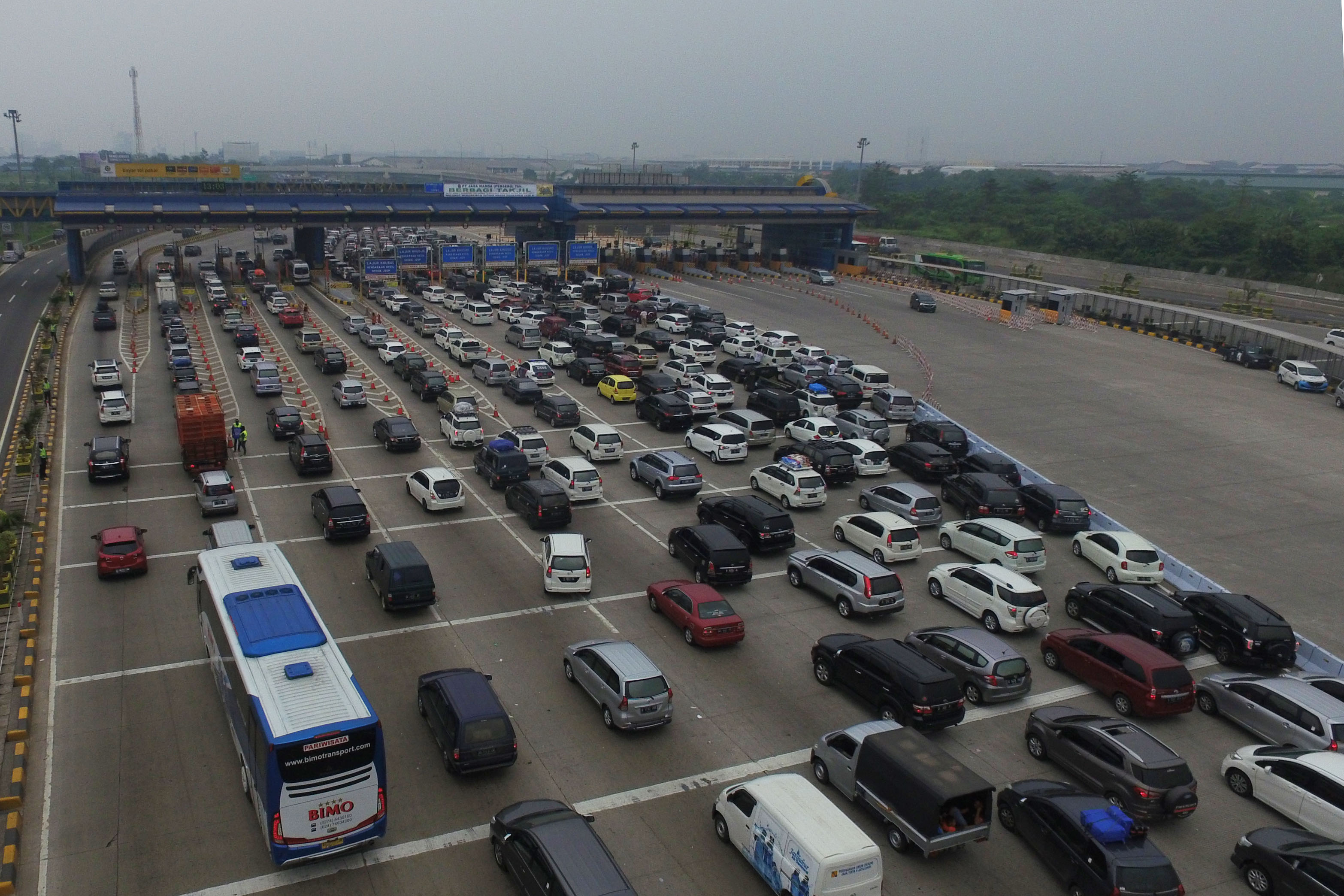 antrean-kendaraan-di-pintu-tol-cikarang-utama_20170623_223842.jpg