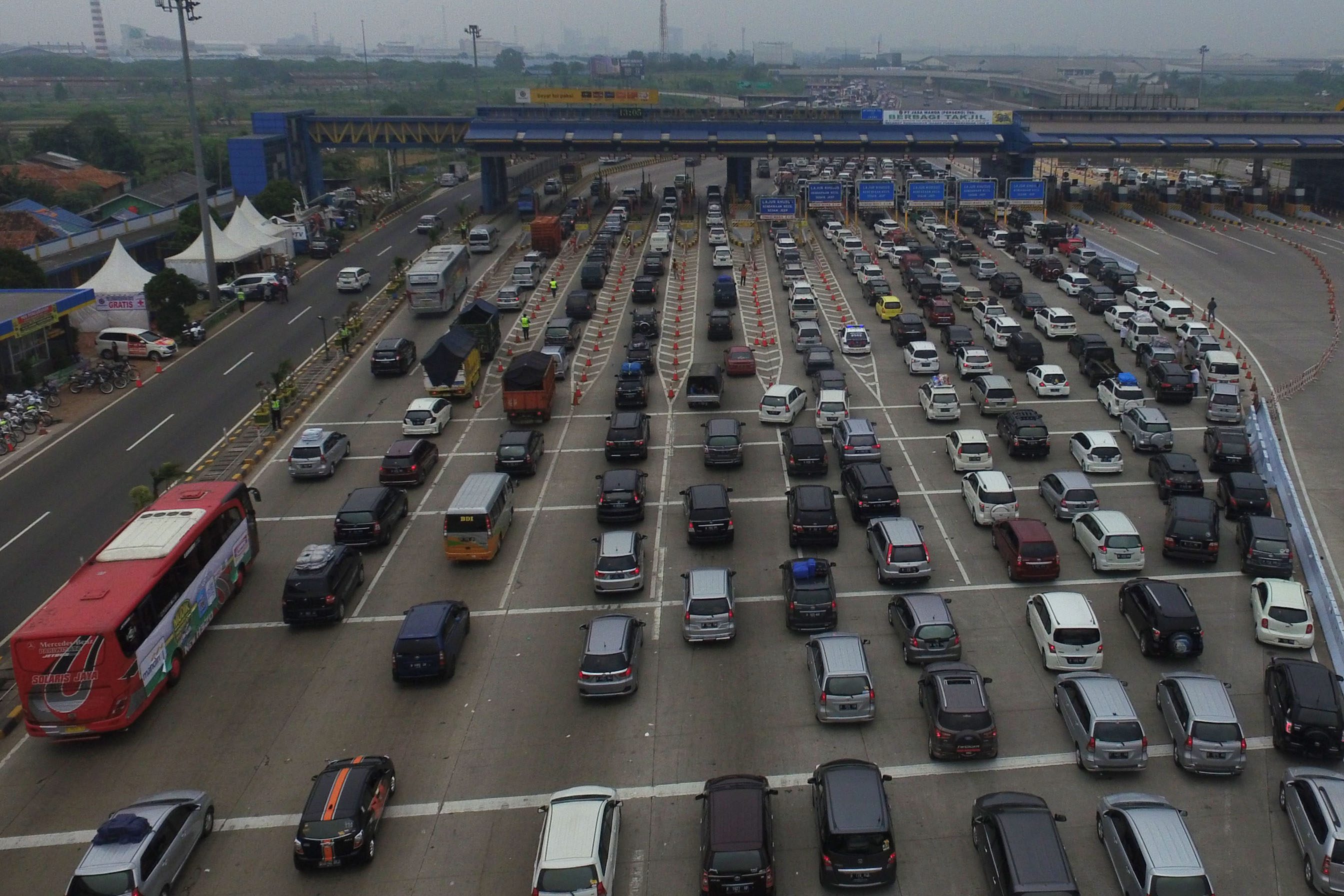 antrean-kendaraan-di-pintu-tol-cikarang-utama_20170623_223912.jpg
