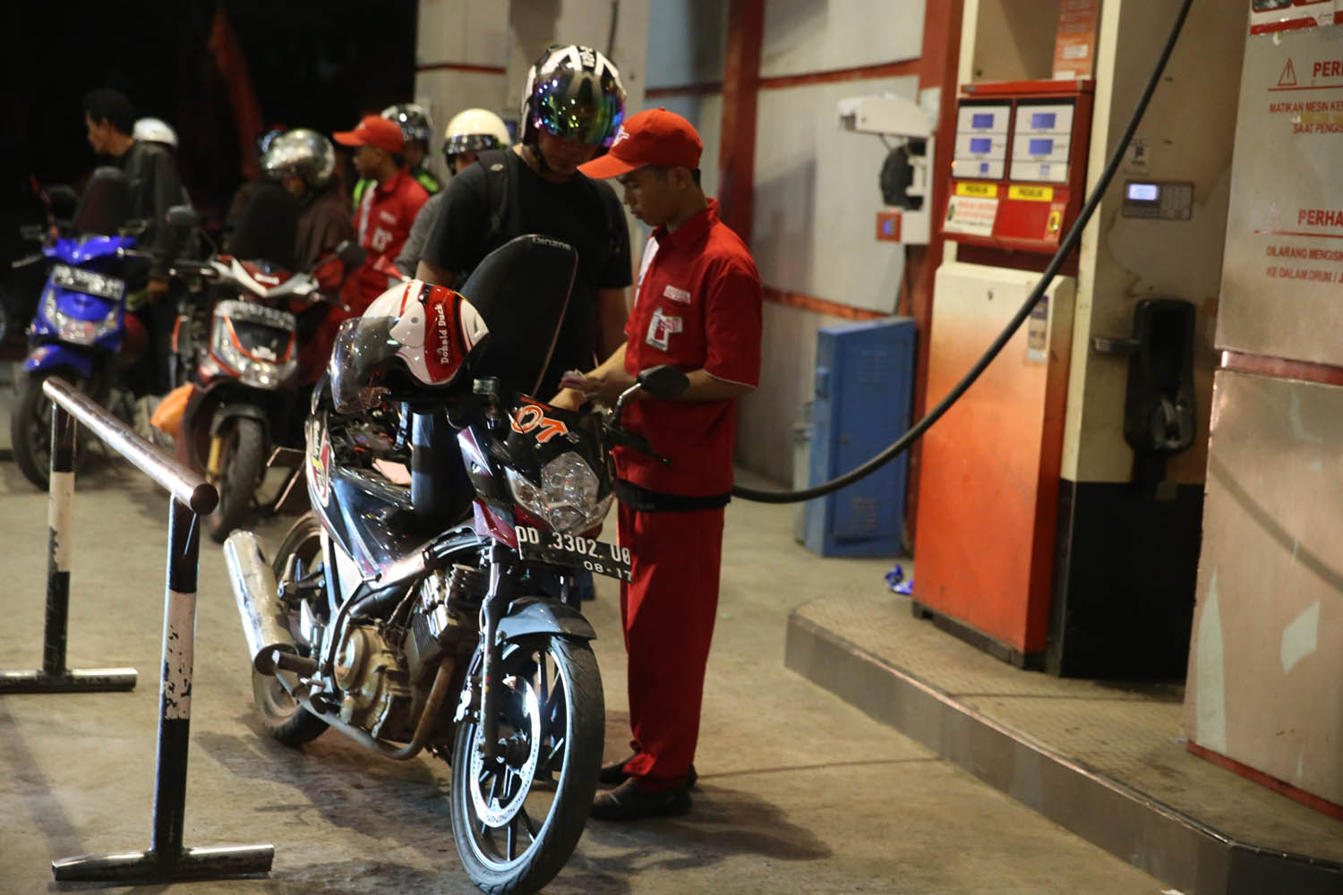antrean-kendaraan-di-spbu-makassar-jelang-kenaikan-harga-bbm_20150328_091200.jpg