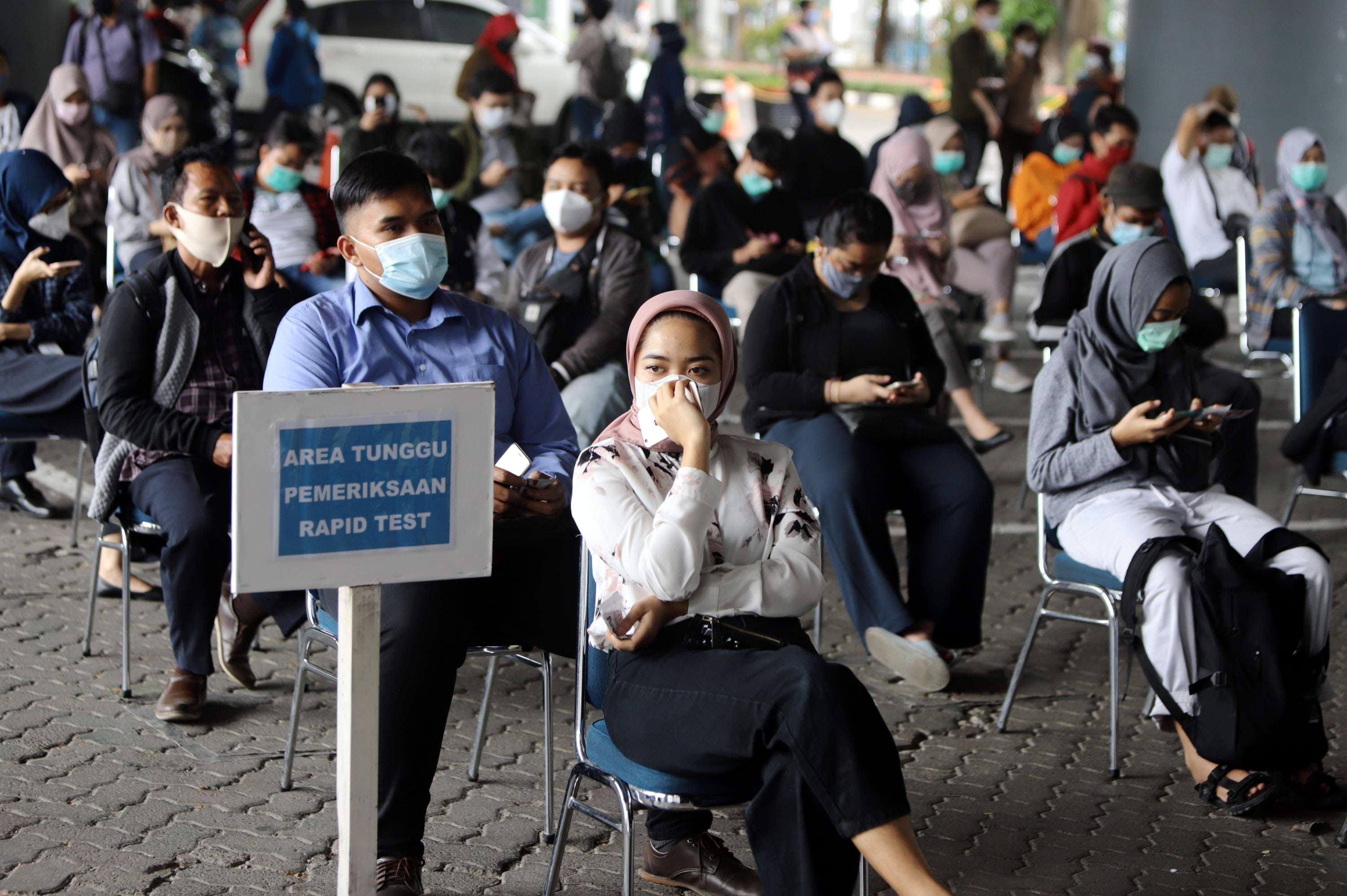 antrean-rapid-test-antigen-di-stasiun-gambir_20201222_222643.jpg