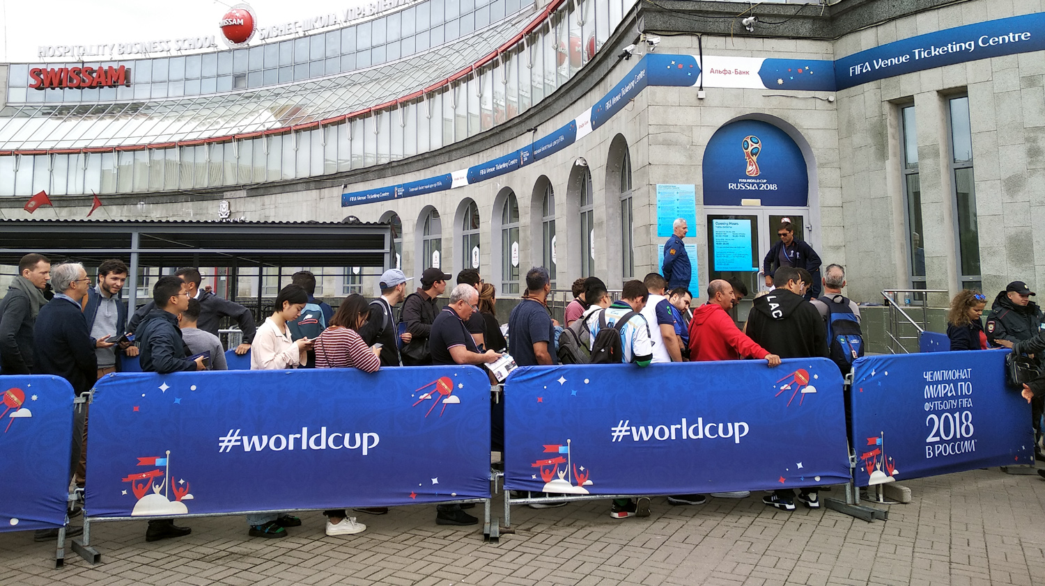 antrean-tiket-piala-dunia-2018-rusia-2_20180711_083215.jpg