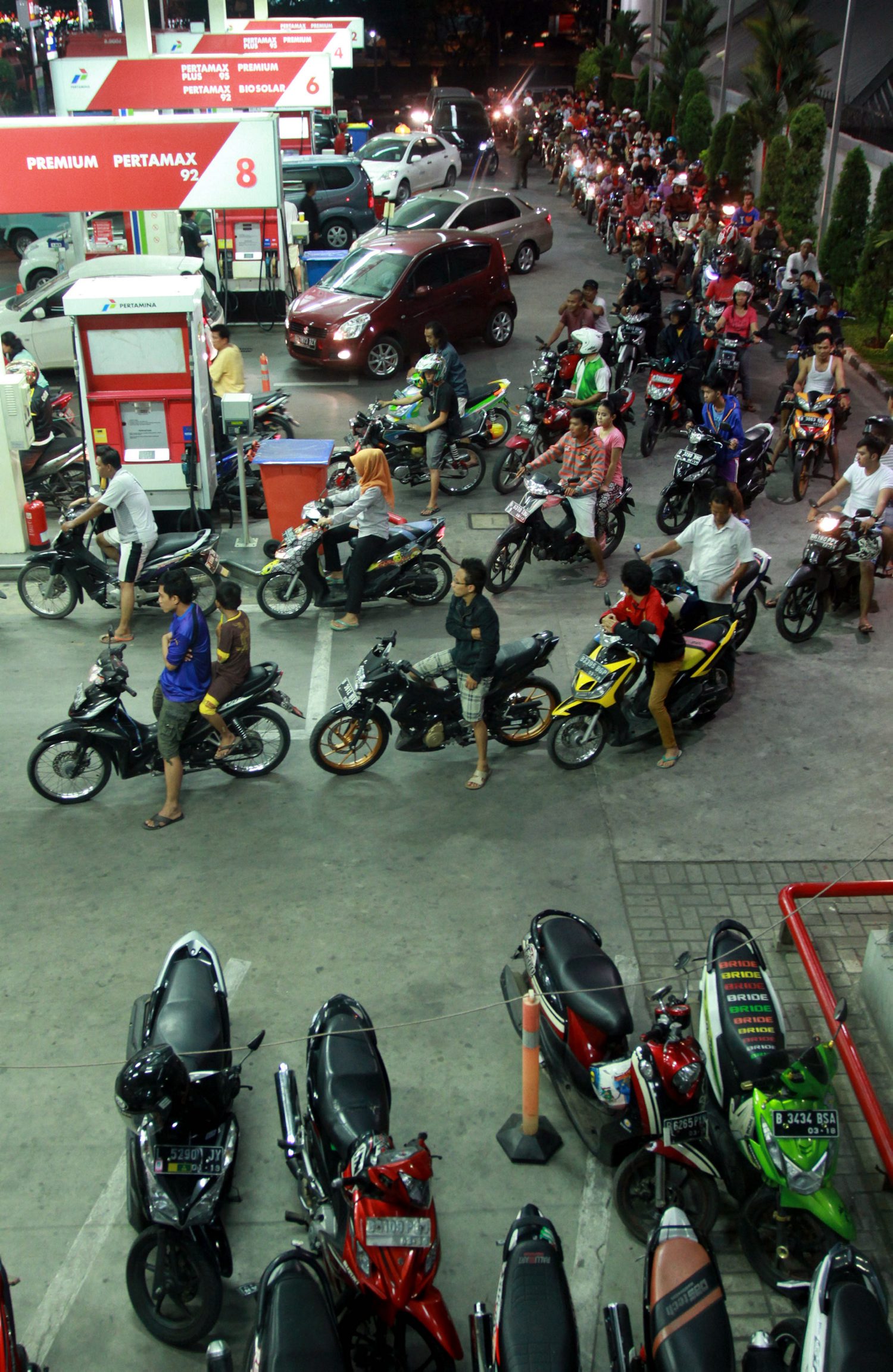 antri-mengular-sebelum-kenaikan-harga-bbm_20141118_160156.jpg