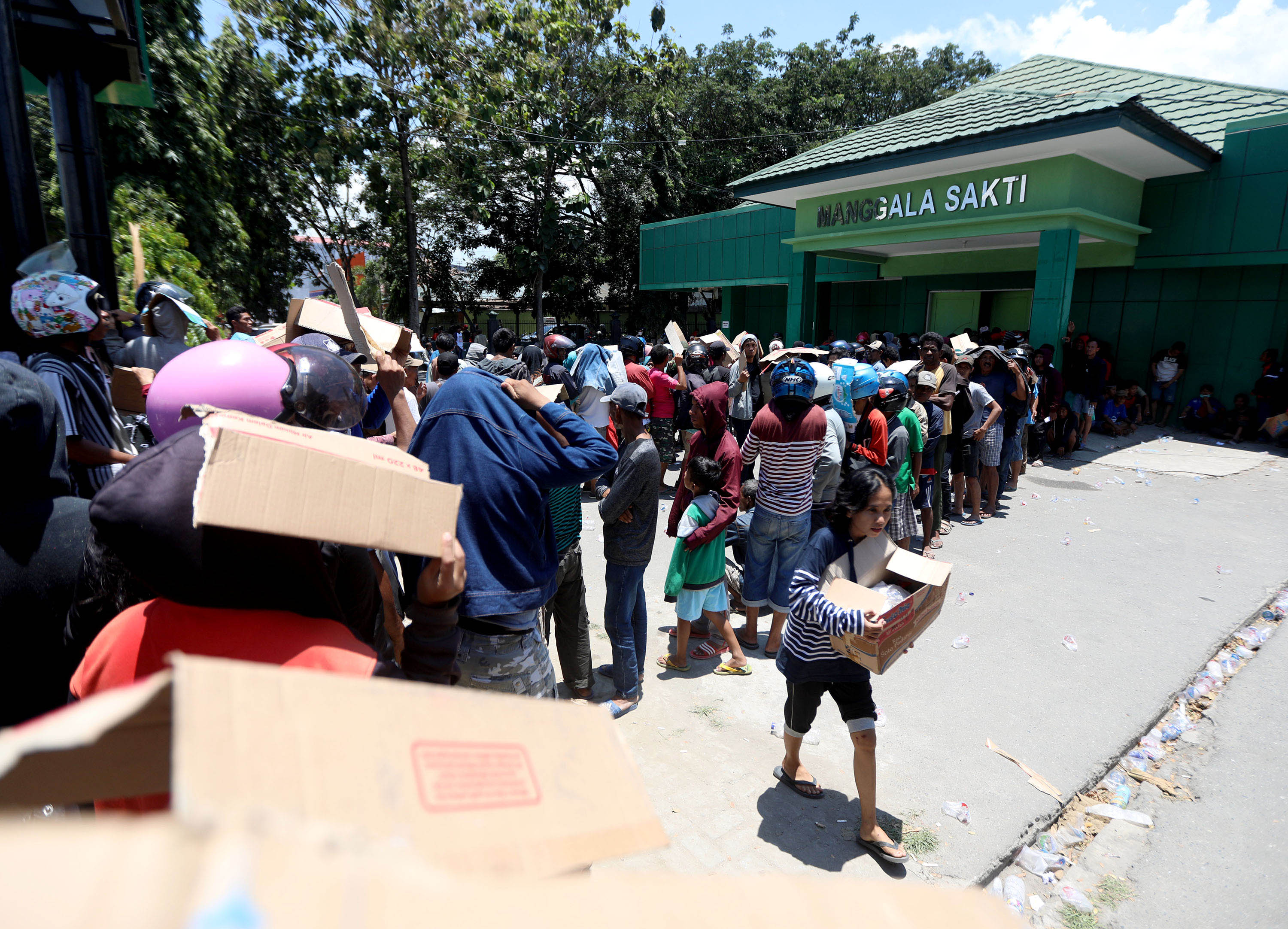 antrian-pembagian-sembako-korban-gempa-palu_20181004_001032.jpg
