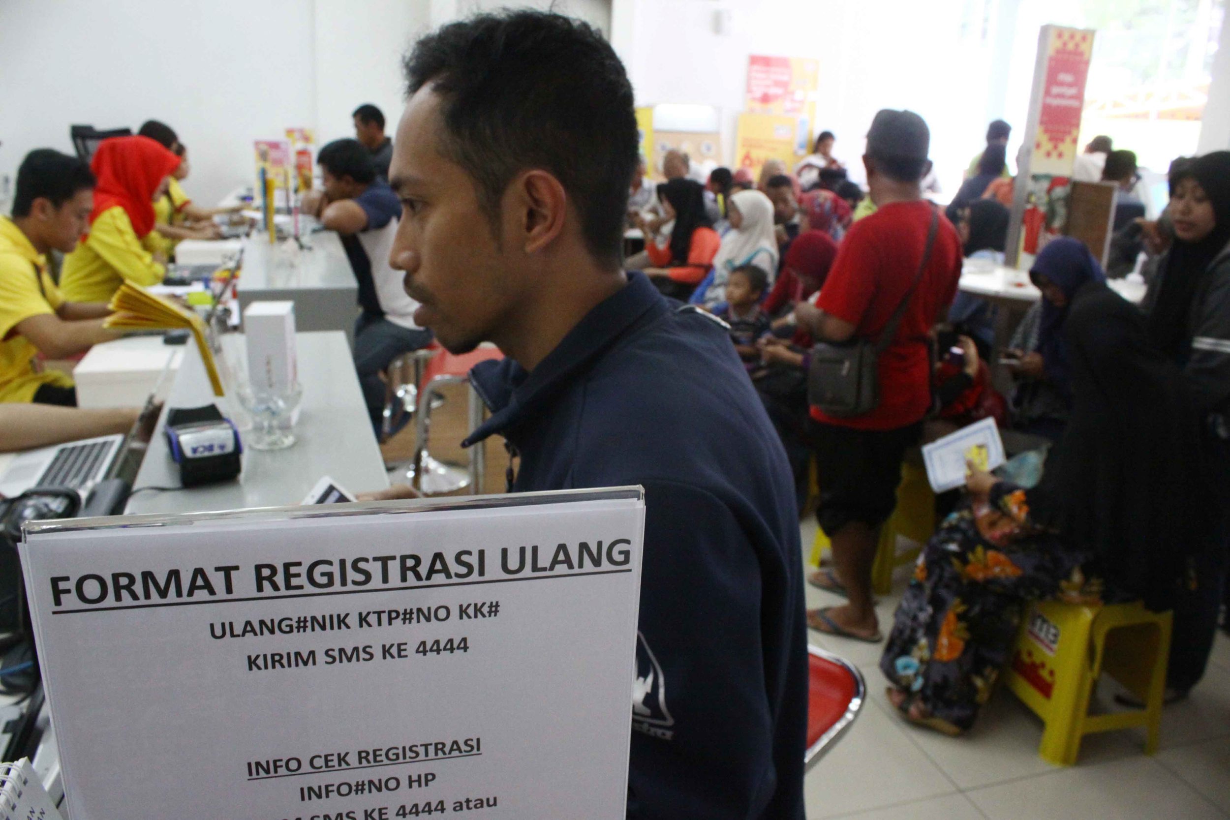 antrian-register-ulang-kartu-telepon-seluler_20180301_144131.jpg