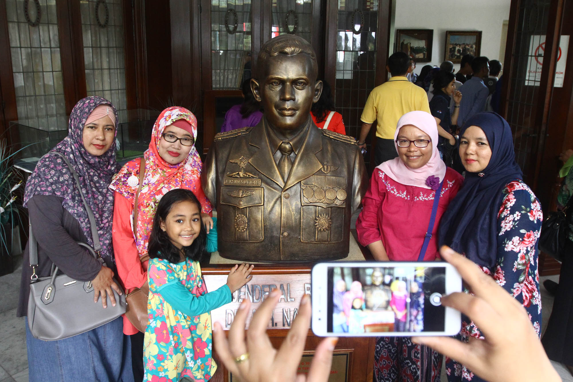 antusias-warga-kunjungi-museum-ah-nasution_20170930_220645.jpg