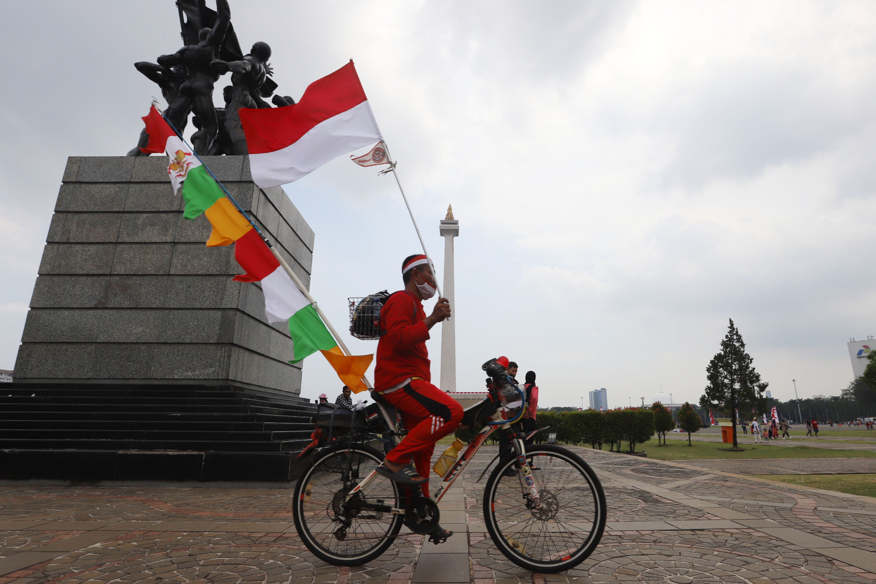 antusias-warga-saksikan-parade-kirab-bendera-pusaka_20220817_184705.jpg