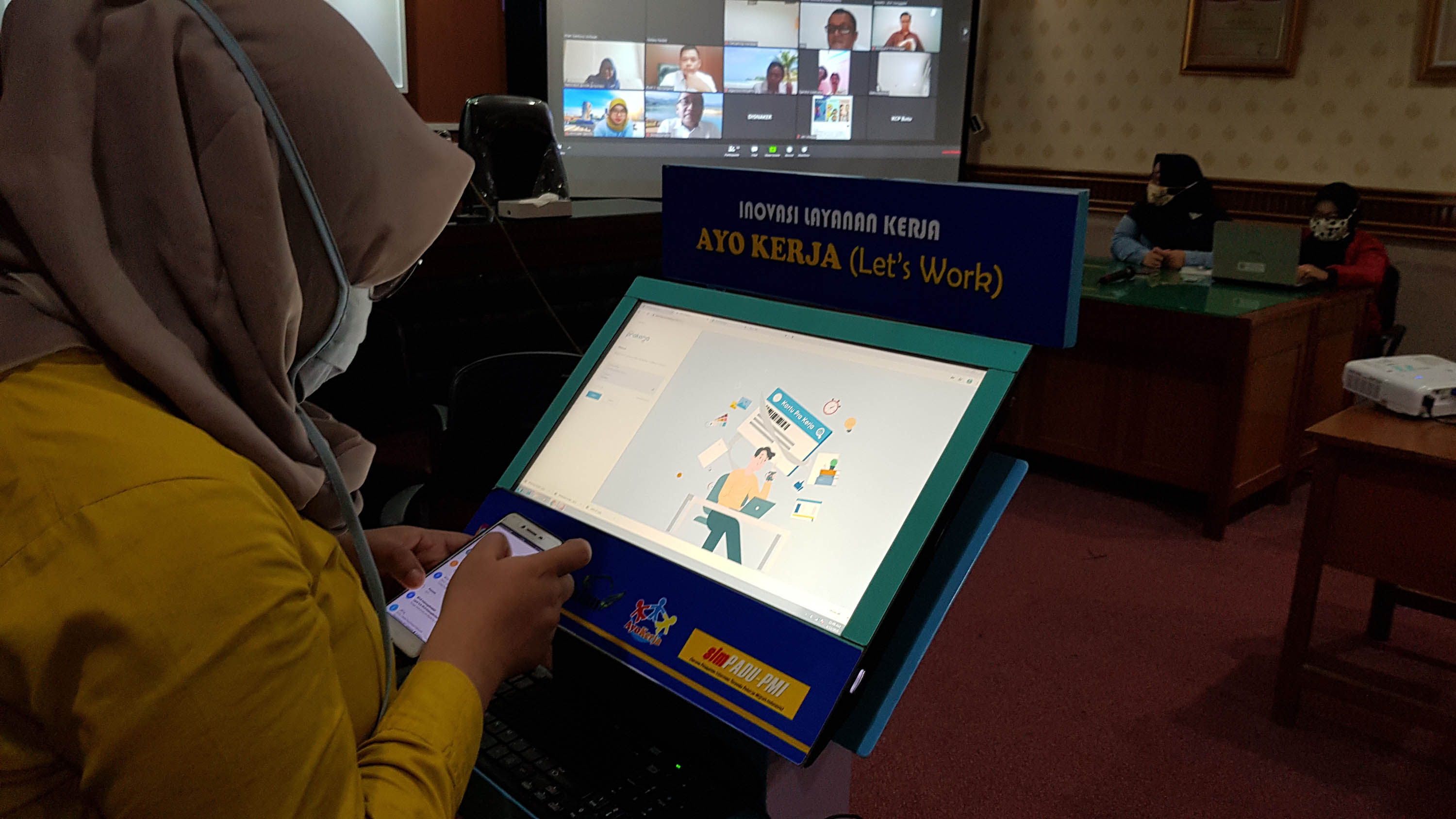 antusiasme-pendaftar-kartu-pra-kerja-di-disnakertrans-jatim_20200413_204455.jpg
