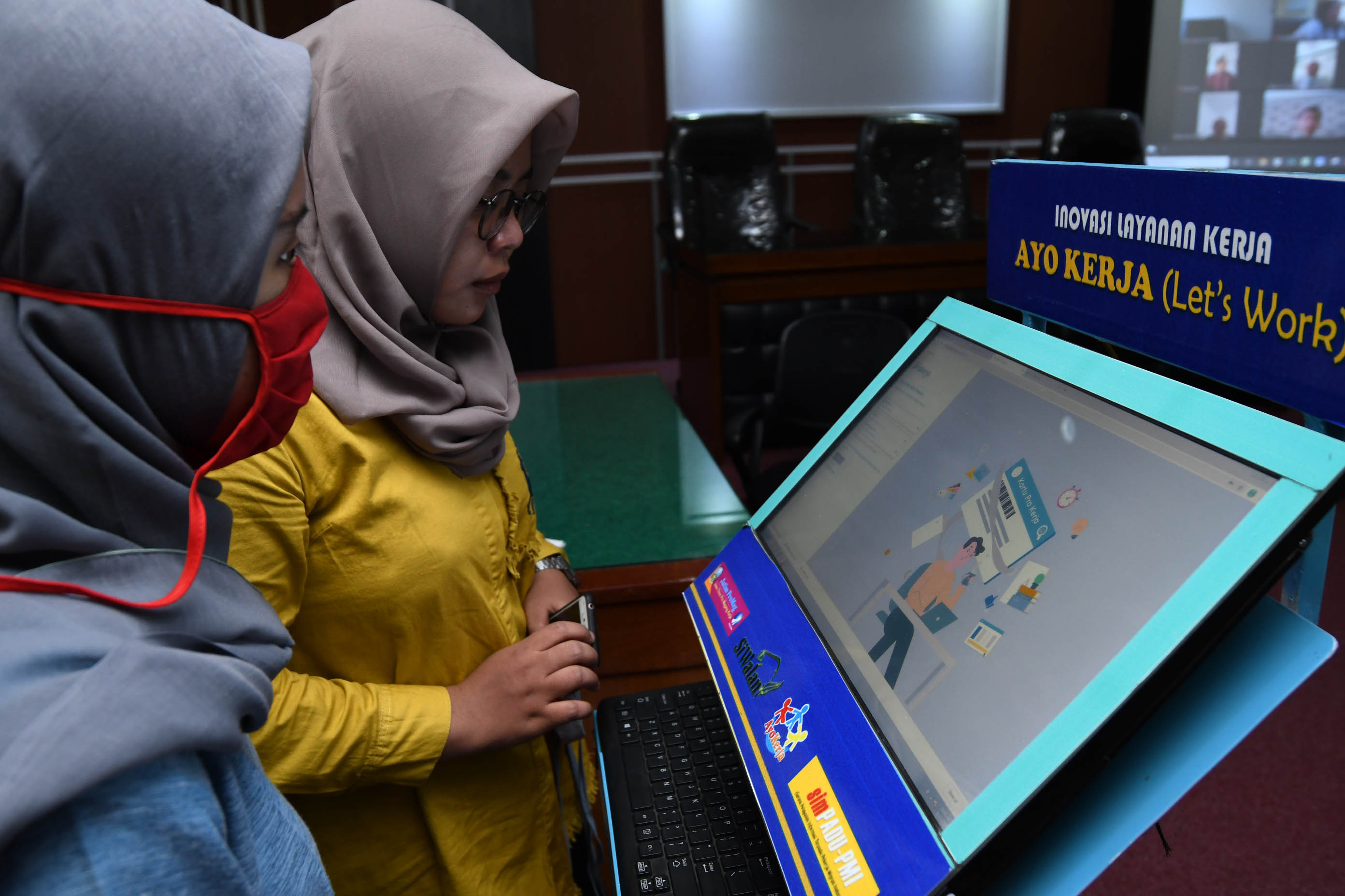 antusiasme-pendaftar-kartu-pra-kerja-di-disnakertrans-jatim_20200413_205240.jpg