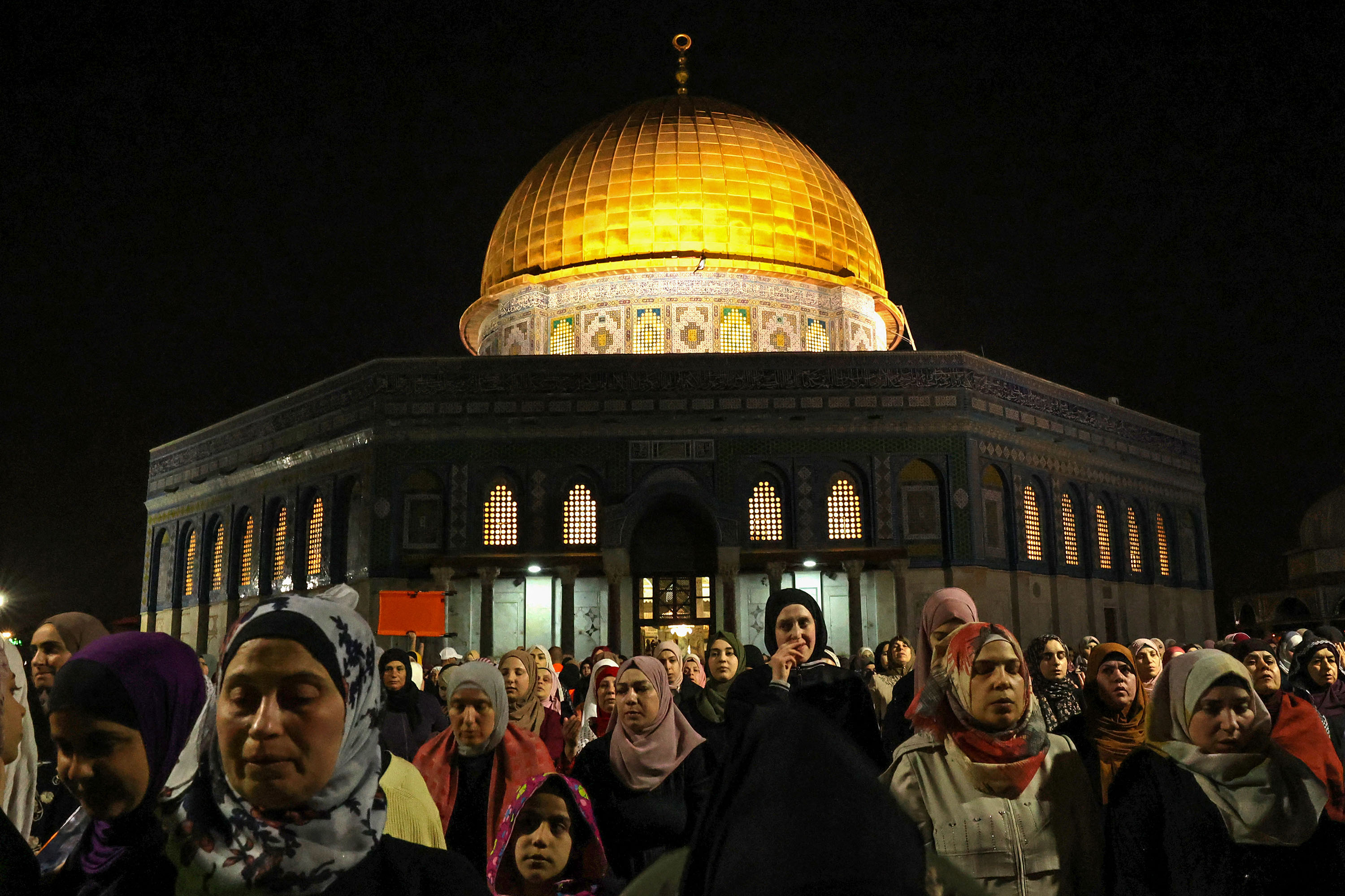 Berita Foto : Melihat Antusiasnya Warga Palestina Beribadah di Malam Lailatul Qadar