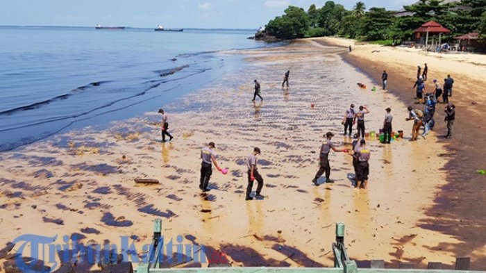 aparat-bersihkan-minyak-di-teluk-balikpapan_3_20180402_122038.jpg