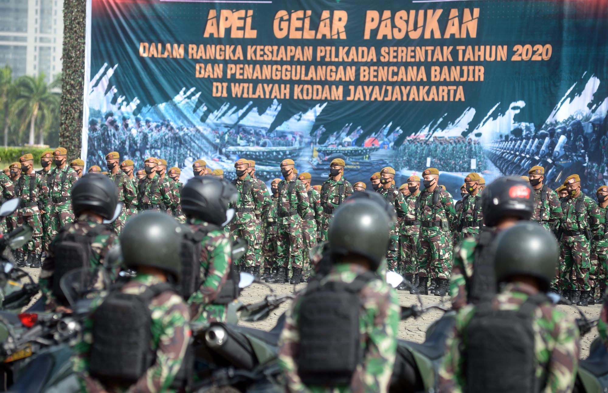 apel-gelar-pasukan-pengamanan-pilkada-serentak-di-monas_20201120_185212.jpg