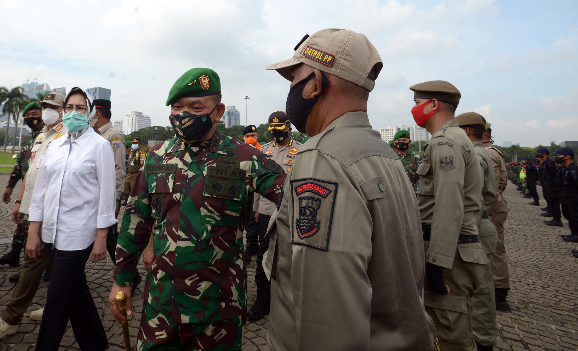 apel-gelar-pasukan-pengamanan-pilkada-serentak-di-monas_20201120_185220.jpg